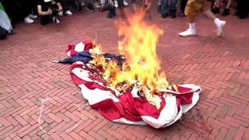 Manifestantes pró-Hamas queimam bandeira americana e hasteiam da Palestina em Washington