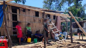 Mulher grávida de 8 meses tem casa destruída após se converter no Vietnã